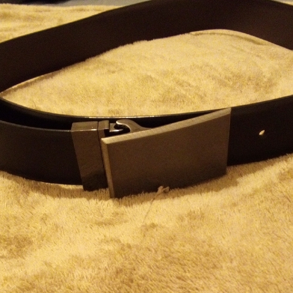 Elegant Black Leather Belt with Silver Buckle - Picture 4 of 4
